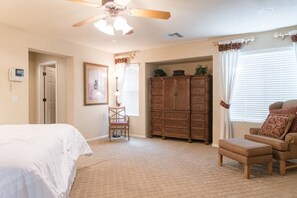 4 bedrooms, desk, iron/ironing board, free WiFi - Las Vegas Home with Pool & Heated Spa! BBQ (Las Vegas)