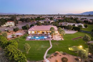 Un gran resort con piscina, canchas de tenis y campo de golf.