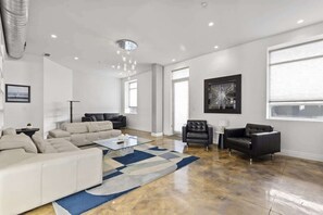 Una televisión de pantalla plana, una chimenea, una oficina