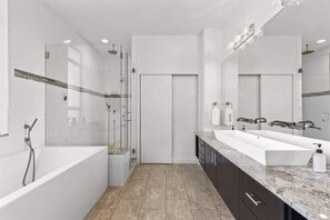 Bañera, secador de pelo, toallas y champú