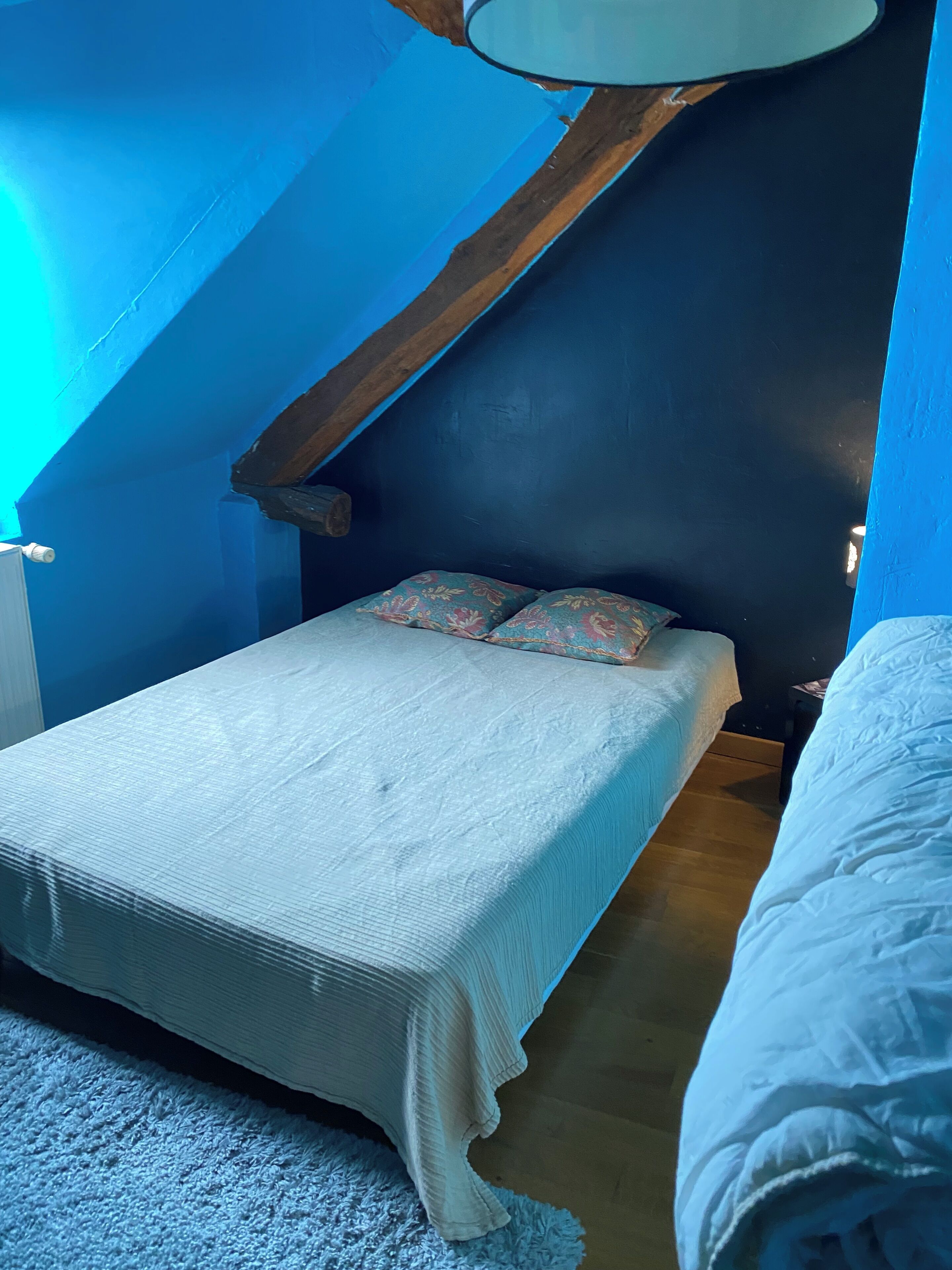 5 bedrooms, desk, soundproofing, iron/ironing board