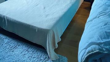 5 chambres, bureau, chambres insonorisées, fer et planche à repasser