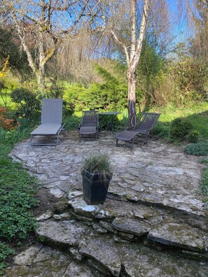 Terrace/patio - Charming farmhouse in Burgundy (Fontaines)