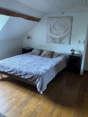 5 bedrooms, desk, soundproofing, iron/ironing board - Charming farmhouse in Burgundy (Fontaines)