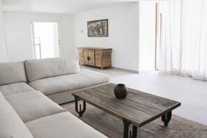 Télévision, cheminée, lecteur de DVD, chaîne hi-fi