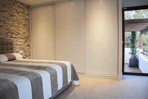 6 bedrooms, iron/ironing board, internet, bed sheets