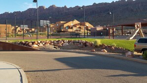 Zona residencial con casas, una cancha de baloncesto y un parque infantil.