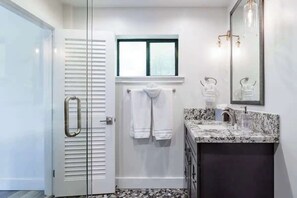 Douche, sèche-cheveux, serviettes fournies