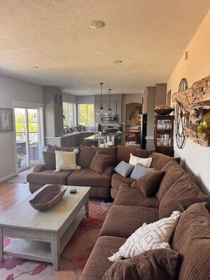 Smart TV, chimenea, videojuegos, reproductor de DVD