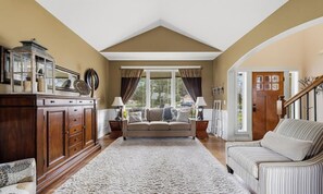 Smart TV, fireplace, video games, DVD player - 2000sf Decks, Waterfall, Hot Tub, Gym, Movie/Game room, Near Whitworth College (Spokane)