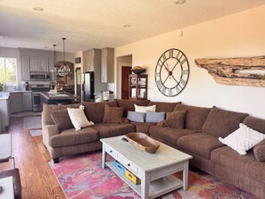 Smart TV, fireplace, video games, DVD player - 2000sf Decks, Waterfall, Hot Tub, Gym, Movie/Game room, Near Whitworth College (Spokane)