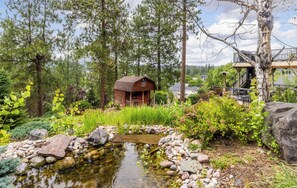Property grounds - 2000sf Decks, Waterfall, Hot Tub, Gym, Movie/Game room, Near Whitworth College (Spokane)