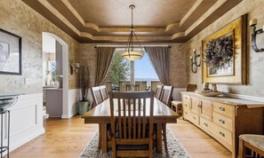 Interior - 2000sf Decks, Waterfall, Hot Tub, Gym, Movie/Game room, Near Whitworth College (Spokane)