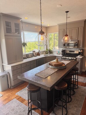 Fridge, microwave, oven, stovetop - 2000sf Decks, Waterfall, Hot Tub, Gym, Movie/Game room, Near Whitworth College (Spokane)