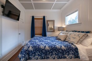 2 bedrooms, desk, iron/ironing board, travel crib - Charming Seashell Cottage – Cozy, Stylish & Close to Everything! (Port Angeles)