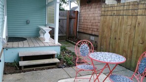 Outdoor dining - Charming Seashell Cottage – Cozy, Stylish & Close to Everything! (Port Angeles)