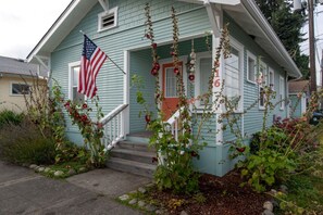 Exterior detail - Charming Seashell Cottage – Cozy, Stylish & Close to Everything! (Port Angeles)