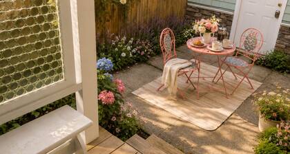 Charming Seashell Cottage – Cozy, Stylish & Close to Everything!