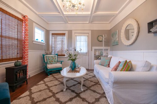 Charming Seashell Cottage – Cozy, Stylish & Close to Everything!
