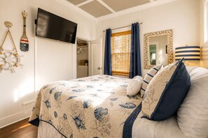 2 bedrooms, desk, iron/ironing board, travel crib - Charming Seashell Cottage – Cozy, Stylish & Close to Everything! (Port Angeles)