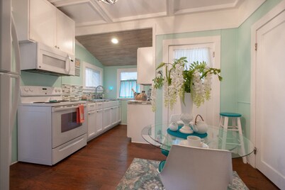 Charming Seashell Cottage – Cozy, Stylish & Close to Everything!