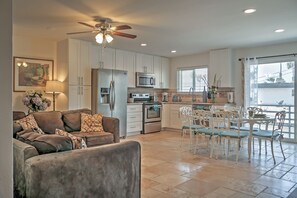 Interior - Bright 2BR Oceanside Condo W/Ocean Views (Oceanside)