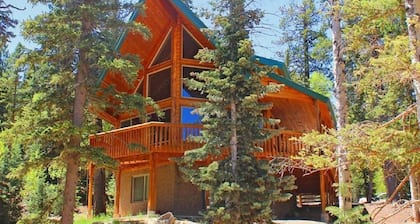 Luxury 3 Story Log Home in Duck Creek close To Zion, Bryce & Brian Head. 