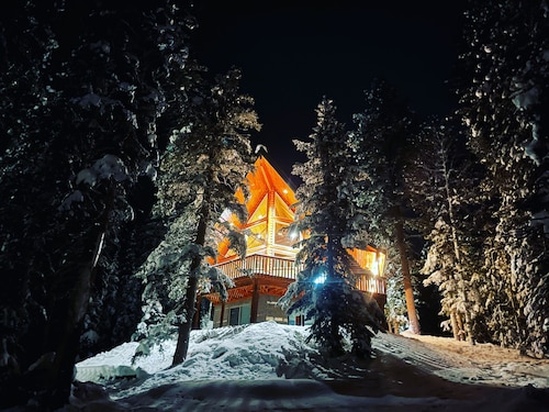 Luxury 3 Story Log Home in Duck Creek close To Zion, Bryce & Brian Head. 