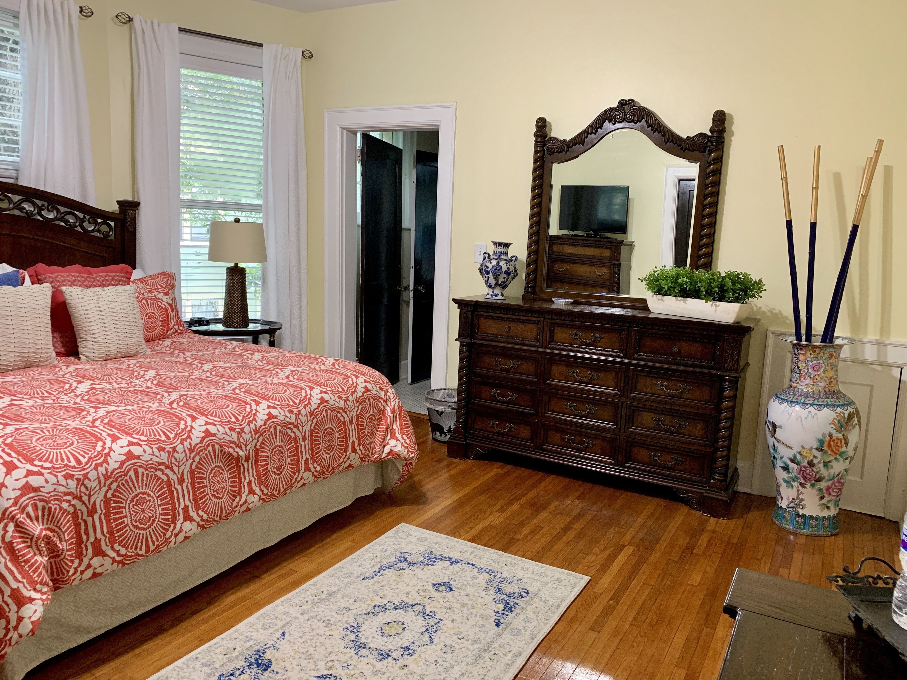 2 bedrooms, iron/ironing board, travel cot, WiFi