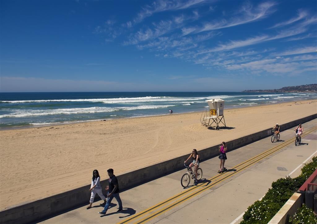 Beach nearby, sun loungers, beach towels