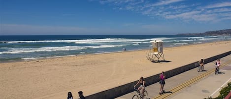 Playa en los alrededores, camastros y toallas de playa