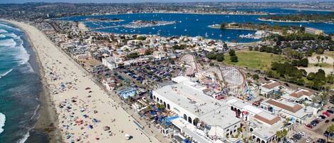 In Strandnähe, Liegestühle, Strandtücher