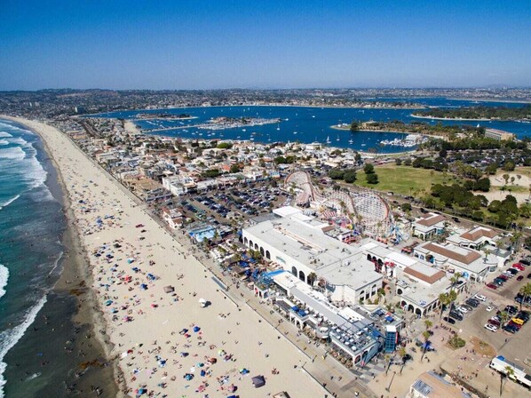 Playa en los alrededores, camastros y toallas de playa 