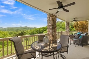 Outdoor dining - Luxury Mountain Escape with Amazing Views (Banner Elk)