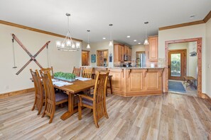 Dining - Luxury Mountain Escape with Amazing Views (Banner Elk)