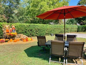 Outdoor dining - Bear House 1890, Stinson Suite, Perfect Getaway, Walk to Cafes, Outdoor Activity (Chattanooga)