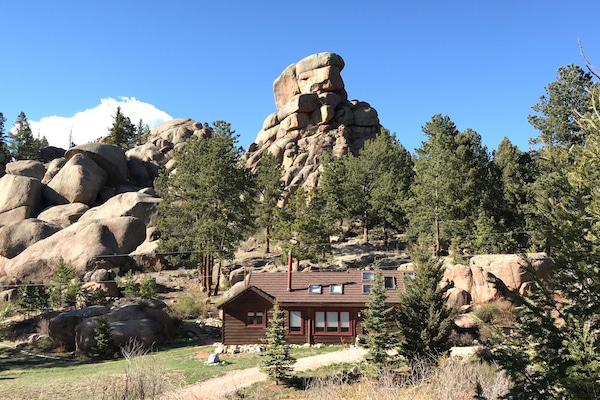 Western Cabin, Landmark Rock formation, pet friendly