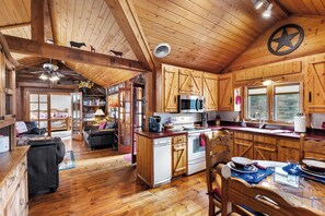 Fridge, microwave, oven, stovetop - Twin Rock Cabin .Western Retreat. Family, Kids, Dog friendly. (Florissant)