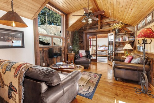 Twin Rock Cabin .Western Retreat. Family, Kids, Dog friendly.