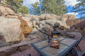 Outdoor dining - Twin Rock Cabin .Western Retreat. Family, Kids, Dog friendly. (Florissant)