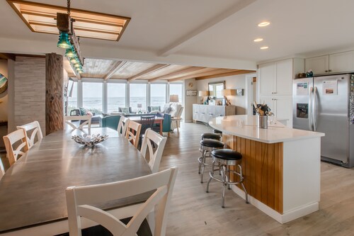 The Pelican at Arch Cape - Beachfront, Hot Tub with View, 3 En Suite Rooms