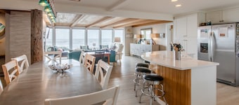 The Pelican at Arch Cape - Beachfront, Hot Tub with View, 3 En Suite Rooms