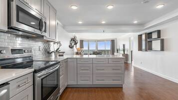 Kylskåp, mikrovågsugn, ugn och spishäll