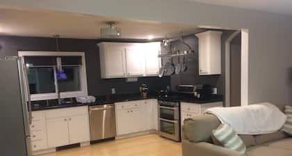 5 habitaciones, 3 baños Nueva casa de lujo en el N. Conway Village w / una bañera de hidromasaje!