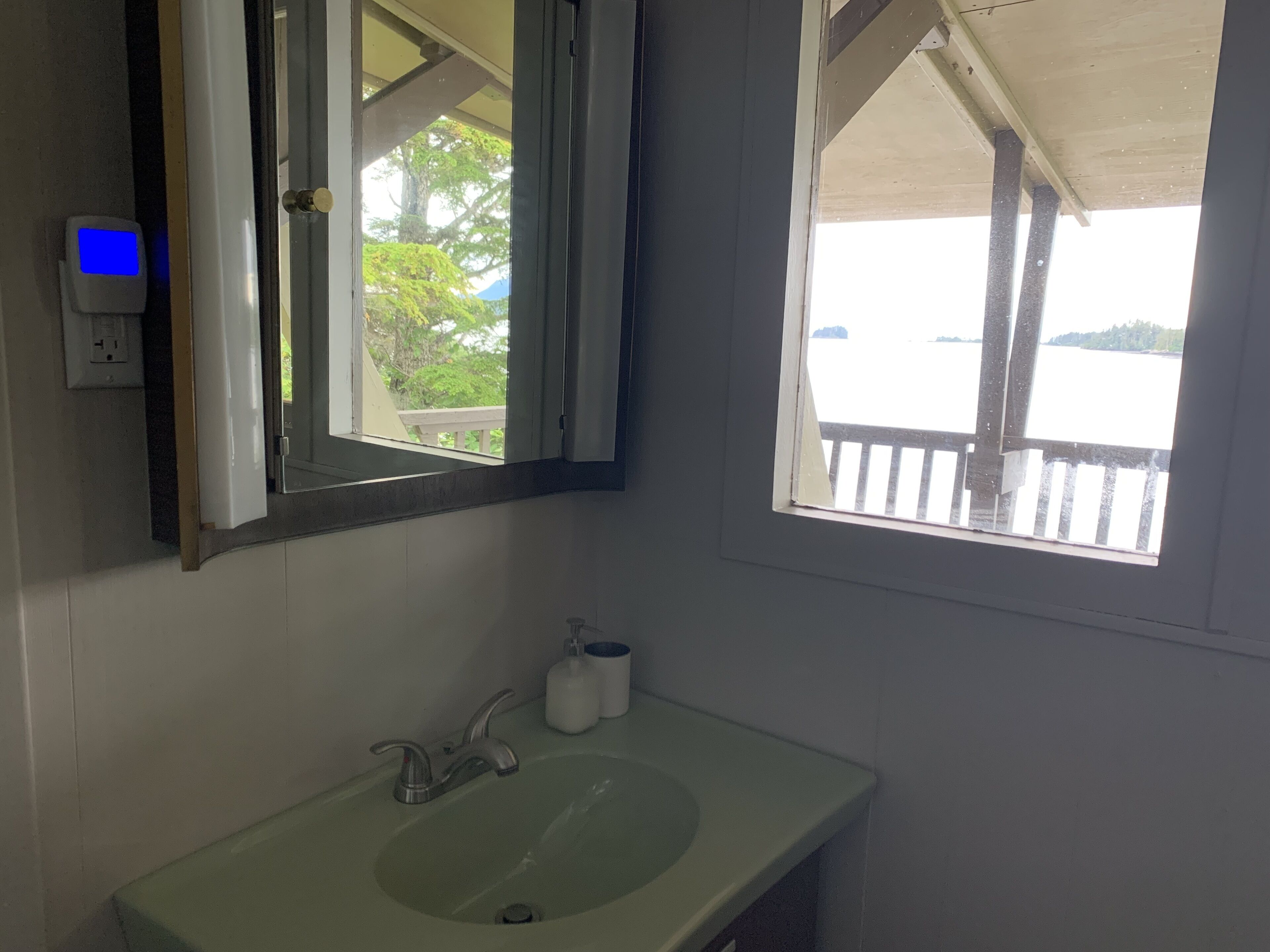 Combined shower/bathtub, hair dryer, towels, soap