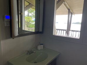 Kombination af bruser/badekar, hårtørrer, håndklæder, Sæbe