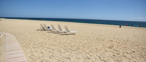 Strand | Aan het strand, ligstoelen aan het strand, strandlakens