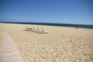 Am Strand, Liegestühle, Strandtücher