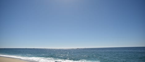 Ubicación a pie de playa, tumbonas y toallas de playa