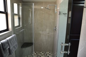 Shower, hair dryer, towels, soap - Cabo San Lucas Oceanfront Beach Resort - Best Elegant Condo (Cabo San Lucas)